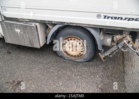 Carrello di piccole dimensioni con foratura su uno pneumatico posteriore Foto Stock