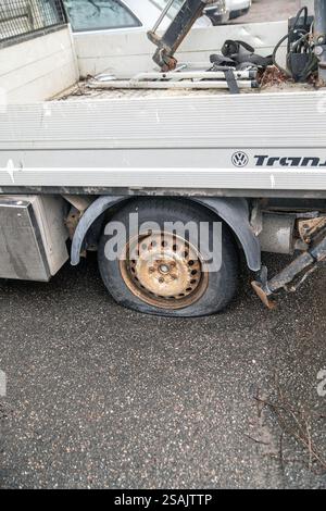 Carrello di piccole dimensioni con foratura su uno pneumatico posteriore Foto Stock