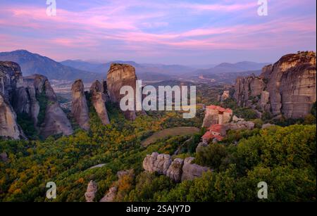 Monasteri collinari di Meteora in autunno, Trikala, Tessaglia, Grecia Foto Stock