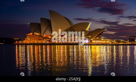 Sydney, NSW, Australia - Sydney Opera House illuminata all'alba Foto Stock