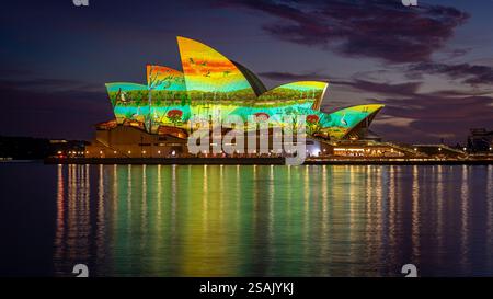 Sydney, NSW, Australia - 26 gennaio 2025: La Sydney Opera House è illuminata all'alba durante le celebrazioni dell'Australia Day Foto Stock