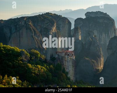 Monastero di Rousanou tra le rocce di Meteora, Grecia Foto Stock