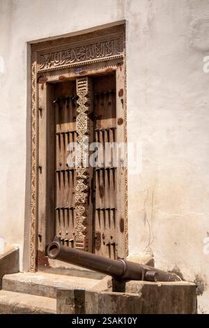 Africa Tanzania, Zanzibar, Stonetown, città vecchia Changa Bazaar Street, vecchio cannone fuori Maskery House Foto Stock