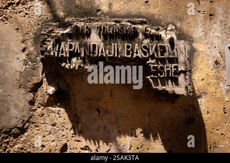 Africa Tanzania, Zanzibar, Stonetown, città vecchia, Hurumzi Street, vecchio segno di legno intagliato marcio Foto Stock