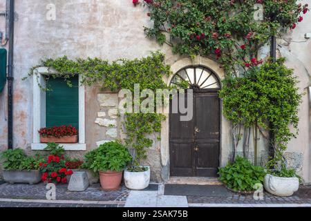 Facciata di una vecchia casa a Lazise, sulla riva del Lago di Garda, Italia, Europa. Foto Stock