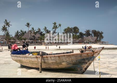 Africa Tanzania, Zanzibar, Nungwi, spiaggia, dhow da pesca con bassa marea Foto Stock