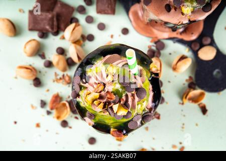 Frullato al cioccolato di Dubai, cocktail al cioccolato fondente Crazy shake, con panna al cioccolato montata, parfait al pistacchio kadaif e sciroppo al cioccolato di dubai, carica Foto Stock
