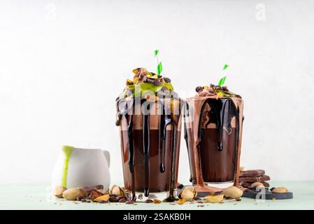 Frullato al cioccolato di Dubai, cocktail al cioccolato fondente Crazy shake, con panna al cioccolato montata, parfait al pistacchio kadaif e sciroppo al cioccolato di dubai, carica Foto Stock