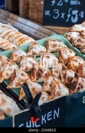 Empanadas appena sfornate al London Street Food Market Foto Stock