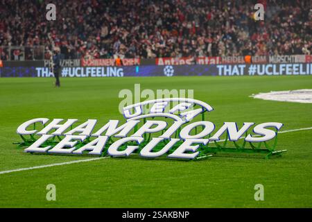 DAS UEFA Champions League Logo auf dem Rasen der Allianz Arena vor dem Spiel, GER, FC Bayern Muenchen vs. SK Slovan Bratislava, Fussball, UEFA Champions League, 8. Spieltag, Spielzeit 2024/2025, 29.01.2025, foto: Eibner-Pressefoto/Jenni Maul Foto Stock
