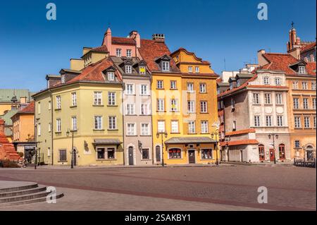 Vivaci edifici storici nella città vecchia di Varsavia, Polonia, con facciate colorate sotto un cielo azzurro. Foto Stock