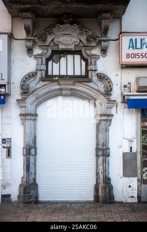 Storico portale barocco con arco in pietra ornato e dettagli scolpiti nel centro di Bruxelles, Belgio, datato 1658, che mostra il patrimonio architettonico urbano Foto Stock