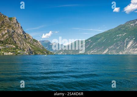 Lago di Garda con montagne sullo sfondo, vista da Limone sul Garda, Italia, Europa. Foto Stock