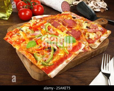 Pezzi di pizza da un vassoio di metallo Foto Stock