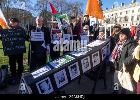 Londra, Regno Unito. 30 gennaio 2025. I sostenitori si riuniscono in Parliament Square per ricordare la Bloody Sunday. La Bloody Sunday, o massacro di Bogside, fu un massacro avvenuto il 30 gennaio 1972, quando i soldati britannici spararono a 26 civili disarmati durante una marcia di protesta nella zona di Bogside di Derry, in Irlanda del Nord. Tredici uomini sono stati uccisi. Crediti: Karl Black/Alamy Live News Foto Stock