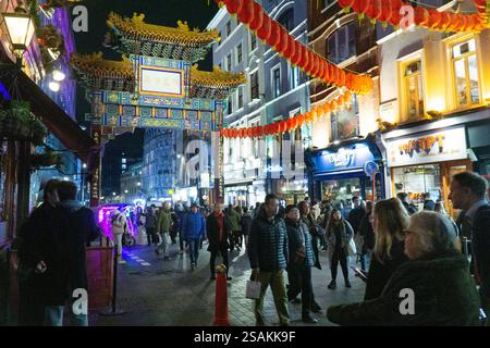 Londra, Regno Unito. 29 gennaio 2025. I negozi e i ristoranti di China Town sono affollati e le strade affollate mentre turisti e locali celebrano il Capodanno cinese, l'inizio dell'anno cinese del serpente. Crediti: Anna Watson/Alamy Live News Foto Stock