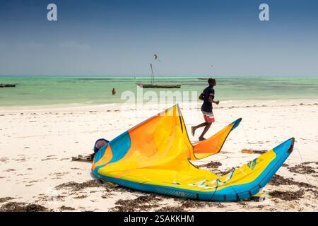 Africa Tanzania, Zanzibar, costa orientale, Jambiani, spiaggia, kite kitesurf fuori dalla scuola di surf Olmagica Foto Stock