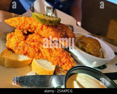 Vista ravvicinata del pollo fritto del Southern comfort con vista a livello dell'occhio Foto Stock