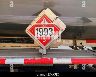 Targhetta per liquidi infiammabili su autocisterna primo piano a livello degli occhi Foto Stock