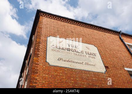 Nome del pub più antico di Worcester, il Cardinal's Hat, dipinto su un muro a Worcester, una città cattedrale e città di contea di Worcestershire, West Midlands Foto Stock