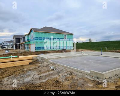Vista a livello dell'occhio sulla progressione del cantiere residenziale suburbano Foto Stock