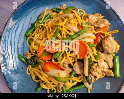 Vivaci tagliatelle tailandesi fritte con verdure colorate da vicino Foto Stock