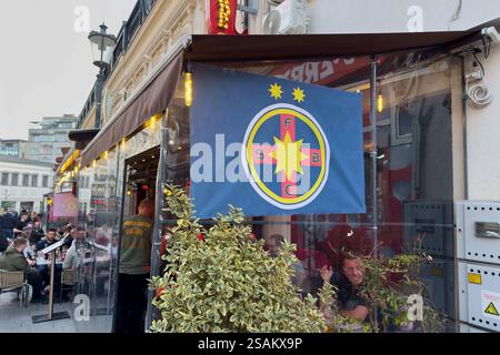 Bucarest, Romania. 30 gennaio 2025. Bandiera FCSB nella città vecchia davanti alla partita FCSB contro Manchester United FC UEFA Europa League presso la National Arena (Arena Națională) Stadium, Bucarest, Romania il 30 gennaio 2025 credito: Eleanor Hoad/Every Second Media Credit: Every Second Media/Alamy Live News Foto Stock