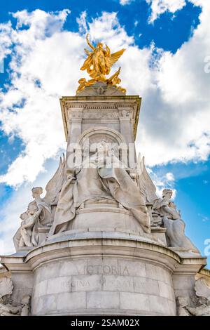 Ripresa dal basso angolo del famoso Victoria Memorial, un monumento alla regina Vittoria, situato alla fine del Mall di Londra dallo scultore Sir Thomas Brock. Foto Stock