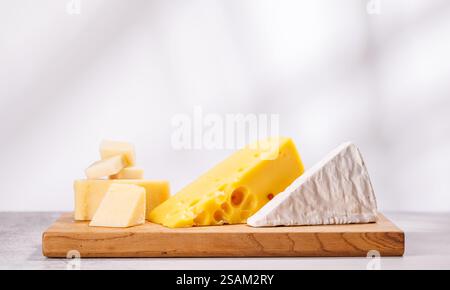 Una deliziosa disposizione di vari formaggi che creano un'elegante esposizione per un'esperienza gastronomica gourmet. Perfetto per gli amanti del vino e del formaggio Foto Stock