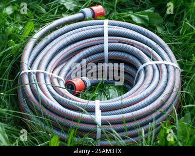 tubo flessibile in tessuto nuovo su un prato verde Foto Stock