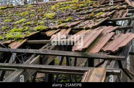 Tetto rotto dopo un temporale da ristrutturare Foto Stock