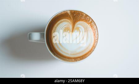 Vista dall'alto del caffè fresco con design artistico a forma di cuore in schiuma Foto Stock