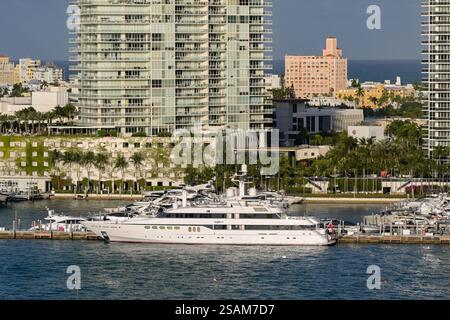 Miami, Florida, Stati Uniti - 4 gennaio 2025: Super yacht Mylin IV ormeggiato di fronte ad appartamenti di lusso presso il porticciolo di Miami Beach. Foto Stock