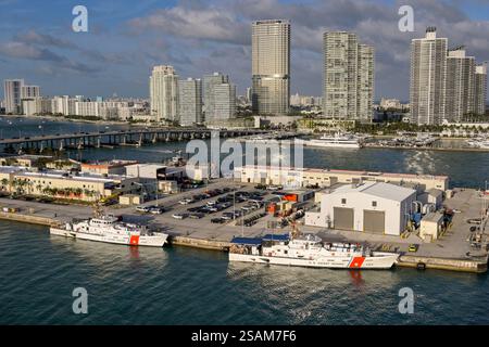 Miami, Florida, USA - 4 gennaio 2025: Vista aerea delle motovedette della Guardia Costiera degli Stati Uniti ormeggiate alla loro base nel porto di Miami. Foto Stock