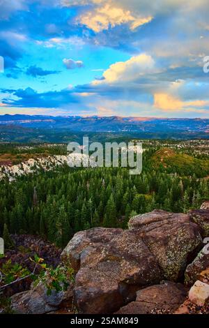 Tramonto sulla natura selvaggia del Kolob Canyon con vista a livello dell'occhio di Rolling Hills Foto Stock