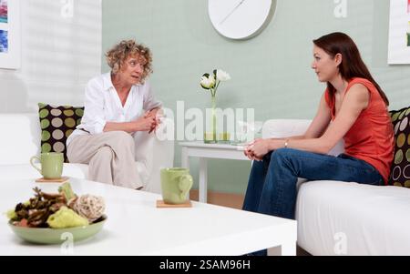 Un consulente e il suo cliente in una discussione sincera. Parte di una serie di immagini correlate alla consulenza con la stessa impostazione. Foto Stock