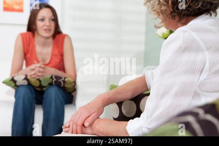 Un consulente e il suo cliente in una discussione sincera. Parte di una serie di immagini correlate alla consulenza con la stessa impostazione. Foto Stock