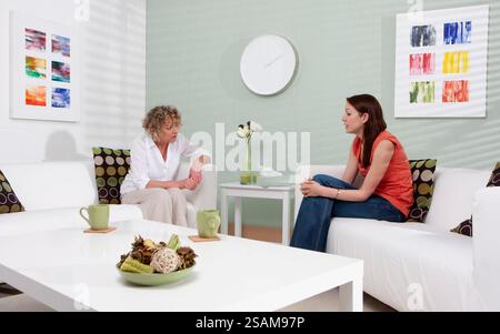 Un consulente e il suo cliente in una discussione sincera. Parte di una serie di immagini correlate alla consulenza con la stessa impostazione. Foto Stock