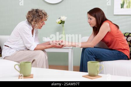 Un consulente e il suo cliente in una discussione sincera. Parte di una serie di immagini correlate alla consulenza con la stessa impostazione. Foto Stock