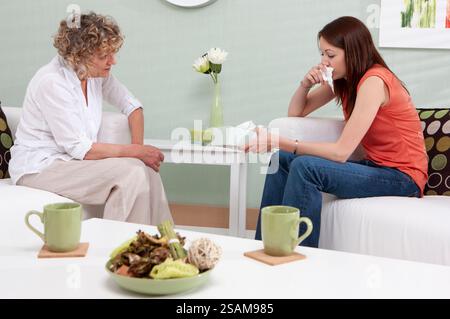 Un consulente e il suo cliente in una discussione sincera. Parte di una serie di immagini correlate alla consulenza con la stessa impostazione. Foto Stock