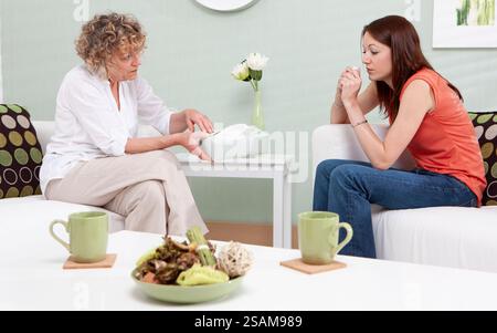 Un consulente e il suo cliente in una discussione sincera. Parte di una serie di immagini correlate alla consulenza con la stessa impostazione. Foto Stock