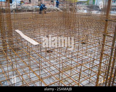 Cantiere con preparazione di solette di fondazione rinforzate e armature a colonna. Foto Stock