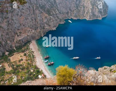 Vista della Butterfly Valley dalla collina di osservazione. Villaggio turistico di Faralya. Costa mediterranea vicino a Oludeniz, distretto di Fethiye, Mugla, Turchia Foto Stock