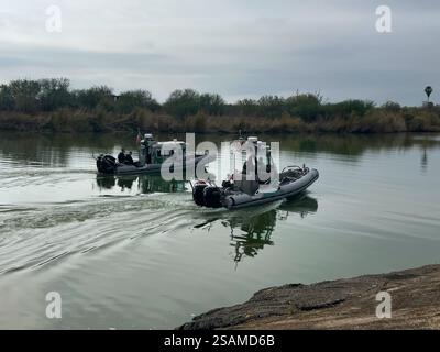 San Ysidro, Stati Uniti. 28 gennaio 2025. Il membro del team di sicurezza della Guardia Costiera degli Stati Uniti detiene una pattuglia congiunta del fiume Rio grande lungo il confine con il Messico, il 28 gennaio 2025 vicino a McAllen, Texas. U. Il presidente Donald Trump ha chiesto alle forze armate di sostenere la sicurezza interna nel proteggere il confine meridionale. Crediti: MSST Houston/U. Guardia costiera del Sud/Alamy Live News Foto Stock