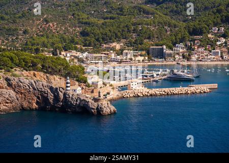 Splendida costa di Port de Soller sull'isola di Maiorca con yacht ormeggiati contro il paesaggio montuoso di Lanscape. Acque del Mar Mediterraneo che lambiscono la costa. Vaca Foto Stock