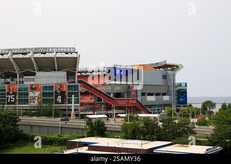 Cleveland, Ohio, USA - 2 agosto 2023: L'architettura moderna dello stadio di calcio mette in mostra stand vuoti con cielo limpido e vegetazione circostante a Clevela Foto Stock