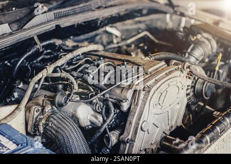 Vista dettagliata dei componenti del motore della vettura che mostra i fili e la configurazione meccanica Foto Stock