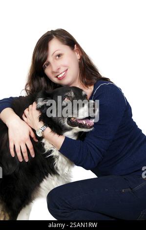 Una bella donna con il suo collie di confine di pedegree di razza Foto Stock