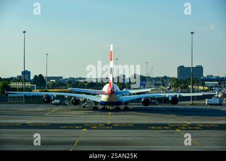 Aereo passeggeri Airbus A380 parcheggiato all'aeroporto di Johannesburg - Sudafrica, Aeroporto di Johannesburg Foto Stock