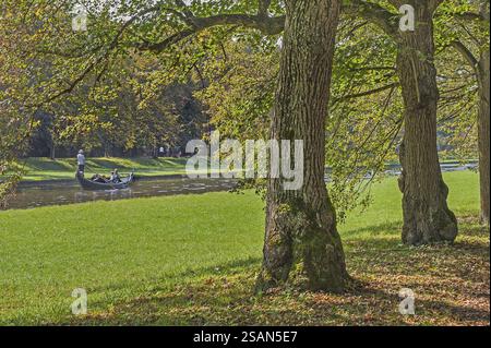 Gondola e visitatori nel parco del castello di Nymphenburg, Monaco, alta Baviera, Baviera, Germania, Europa Foto Stock